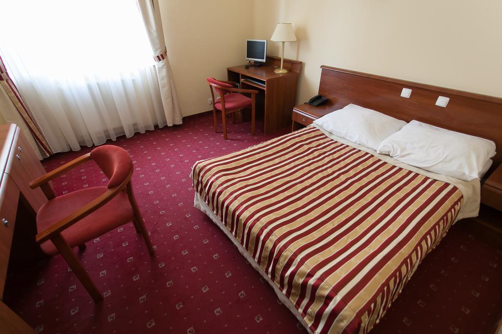 Hotel Twins II Warsaw Room photo
