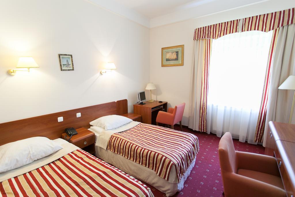 Hotel Twins II Warsaw Room photo
