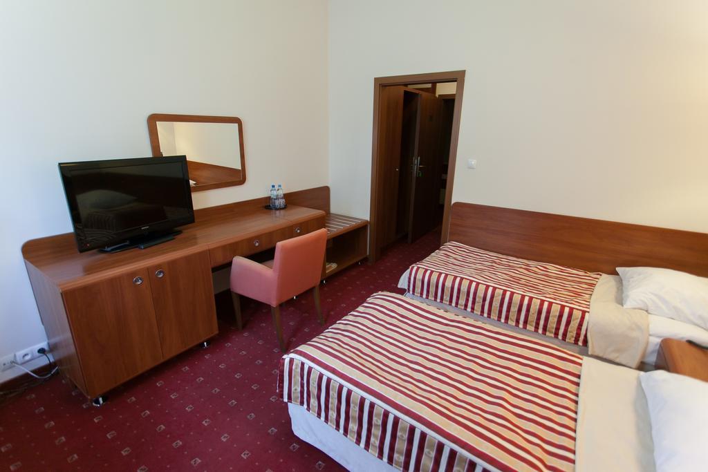 Hotel Twins II Warsaw Room photo