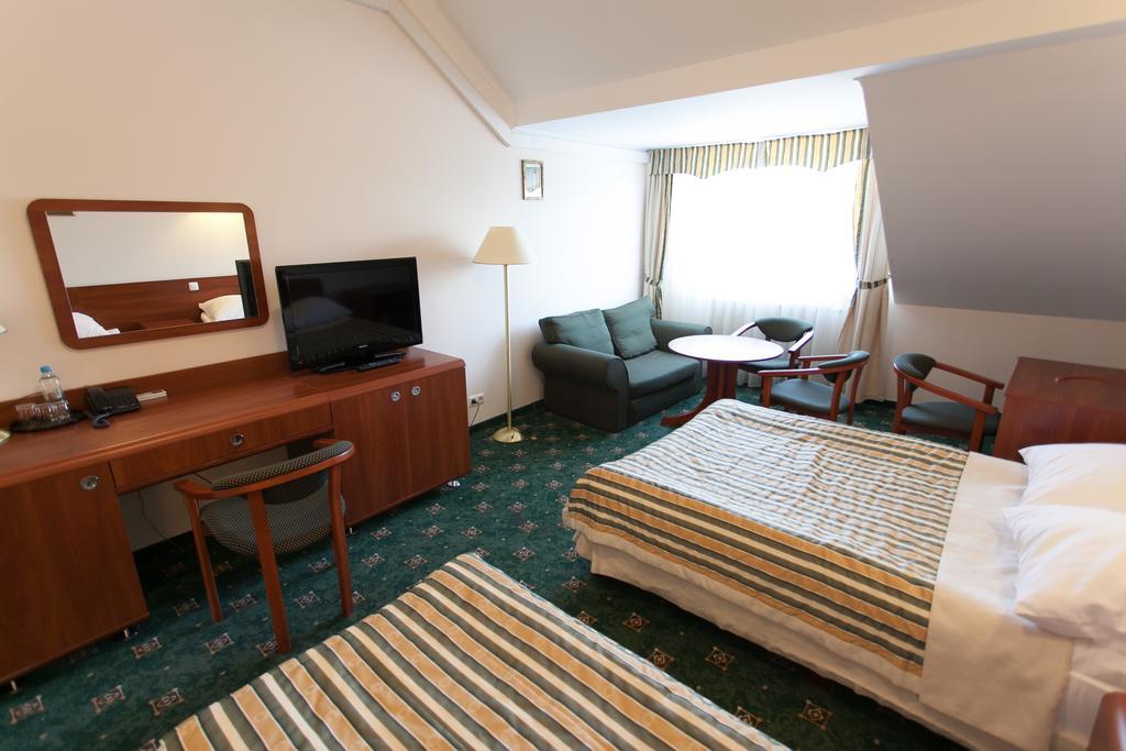 Hotel Twins II Warsaw Room photo